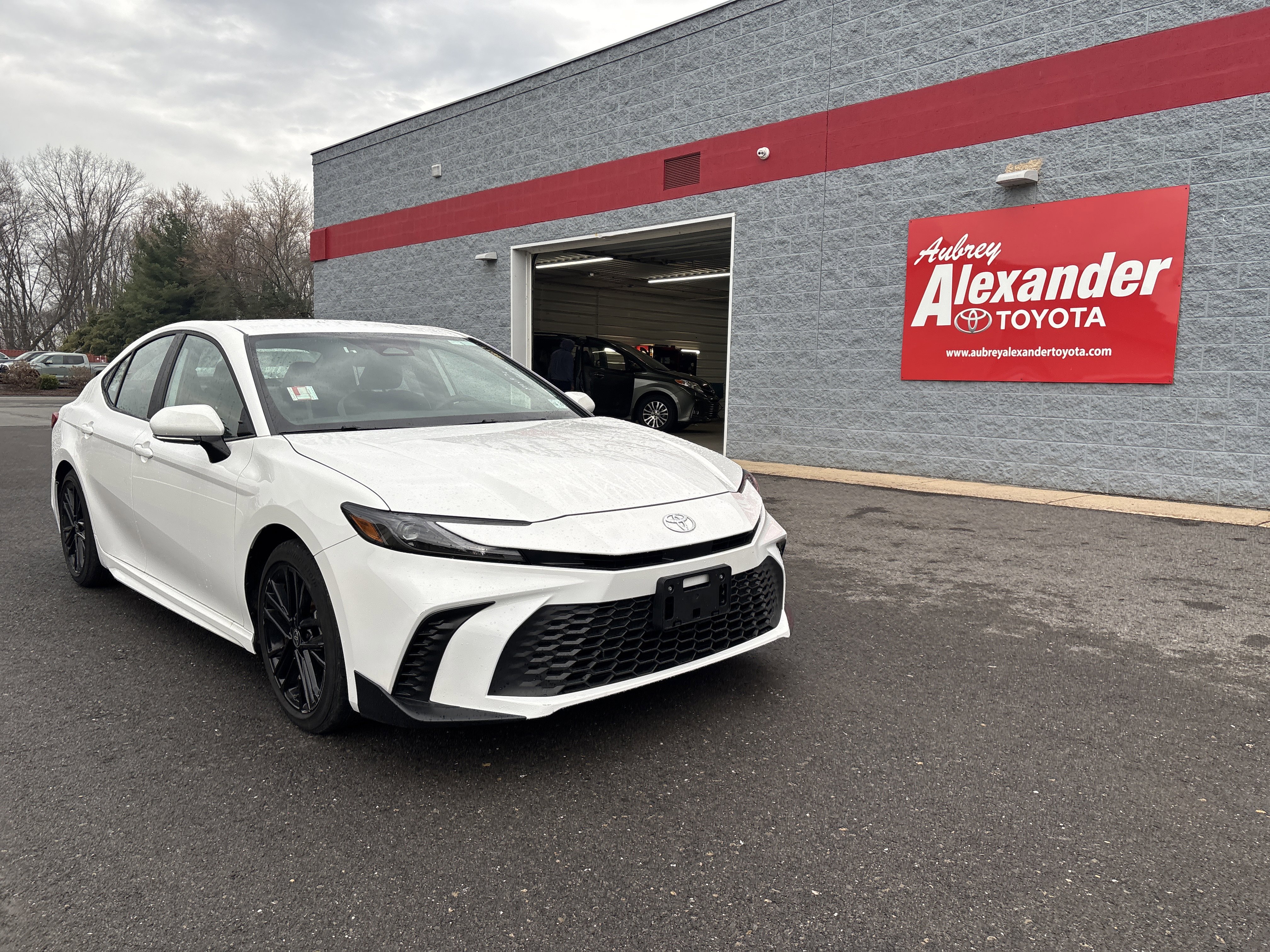 Certified 2025 Toyota Camry SE image 1