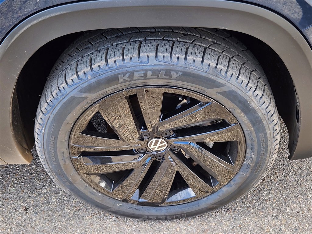 Used 2023 Volkswagen Atlas Cross Sport SE w/ Black Wheel Package image 16