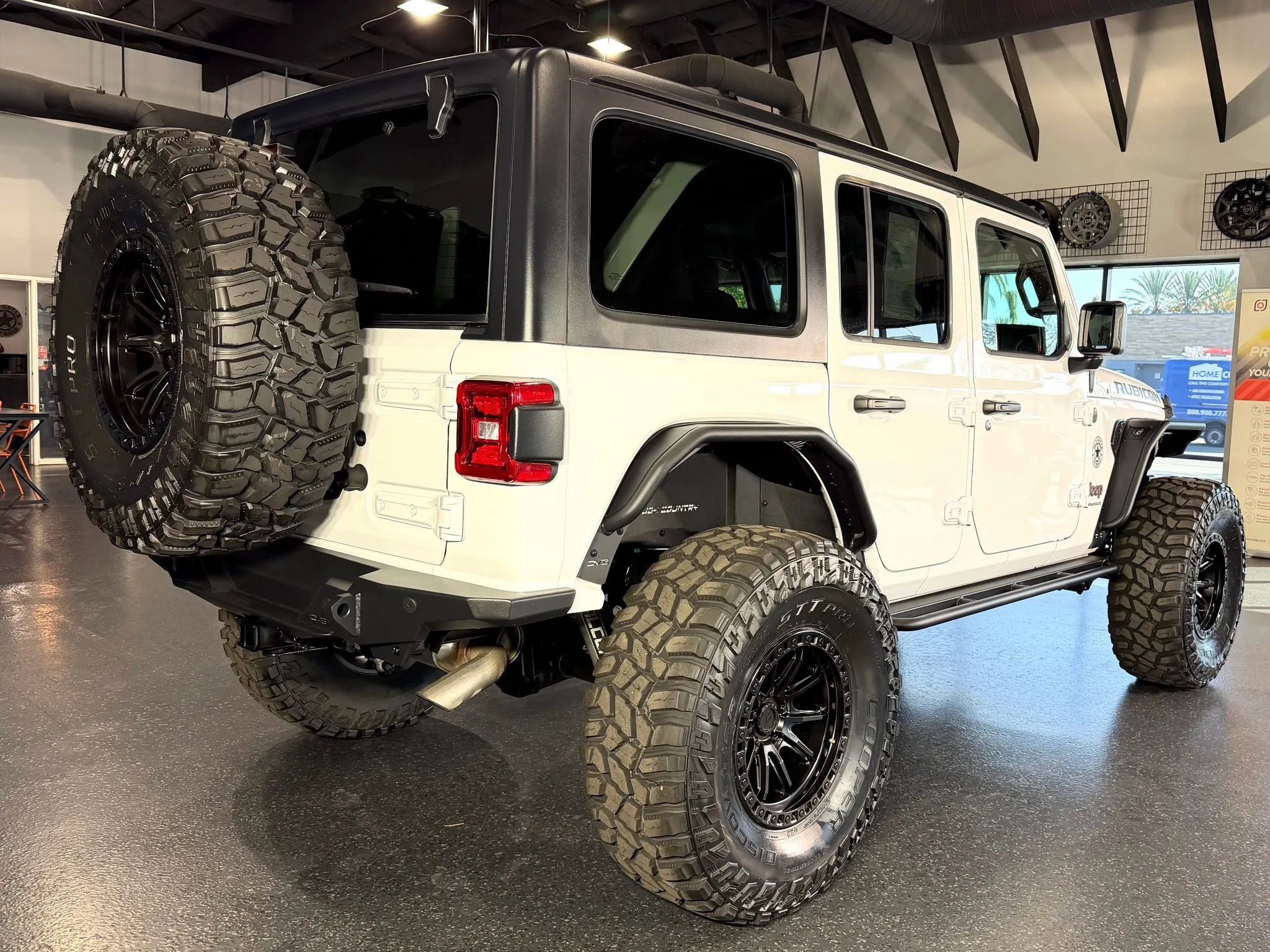 Used 2025 Jeep Wrangler Unlimited Rubicon AWD/4WD image 13