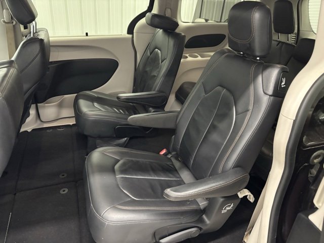 Used 2017 Chrysler Pacifica Touring-L image 10