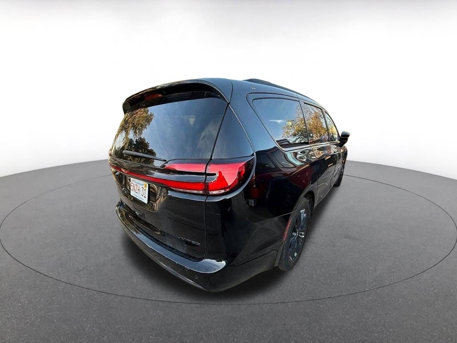 Used 2025 Chrysler Pacifica Limited image 5