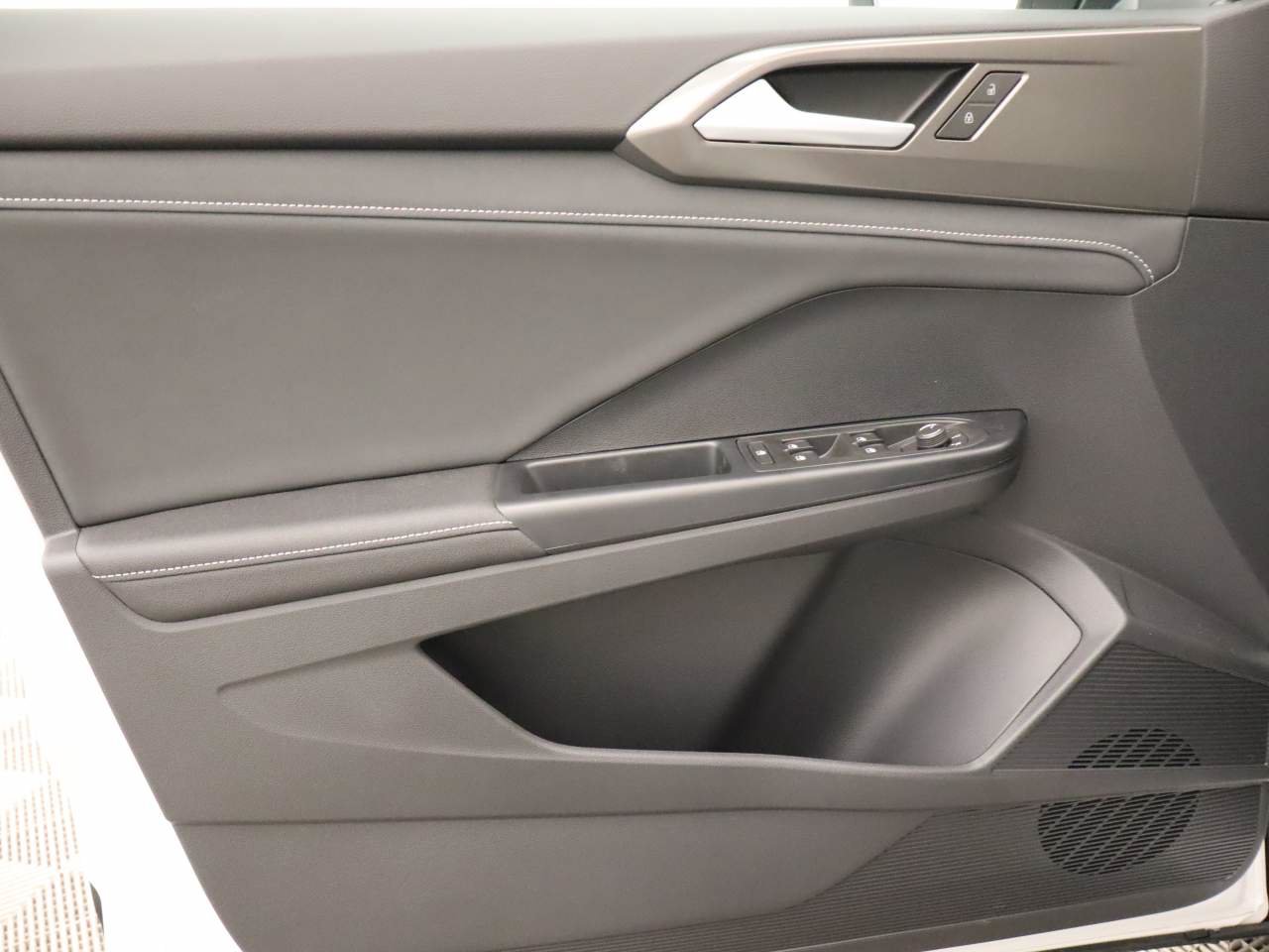 New 2026 Volkswagen Taos SE FWD image 16