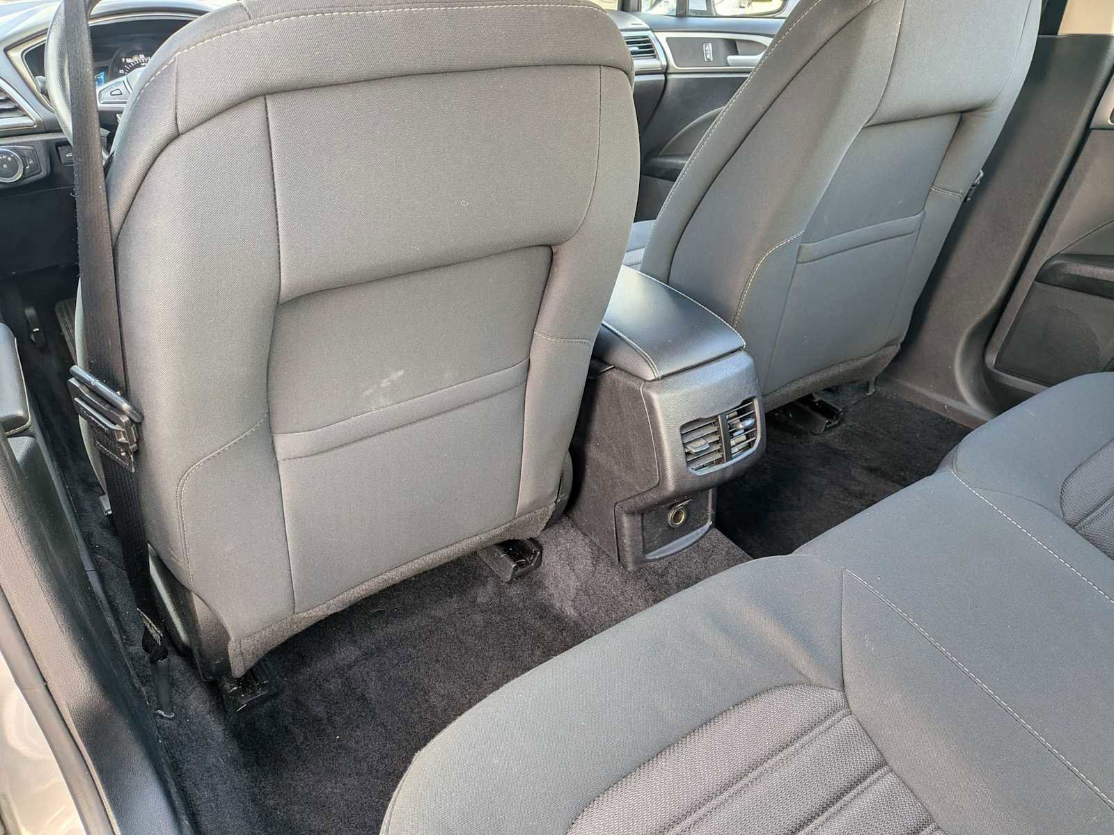 Used 2018 Ford Fusion SE w/ Fusion SE Technology Package FWD image 17