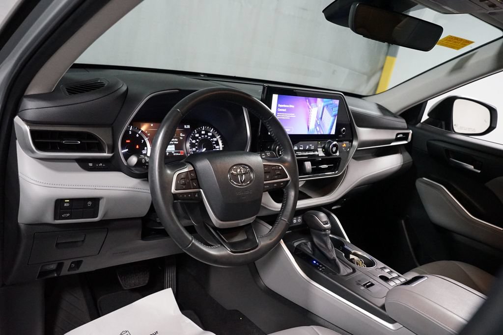 Certified 2024 Toyota Highlander XLE FWD image 11
