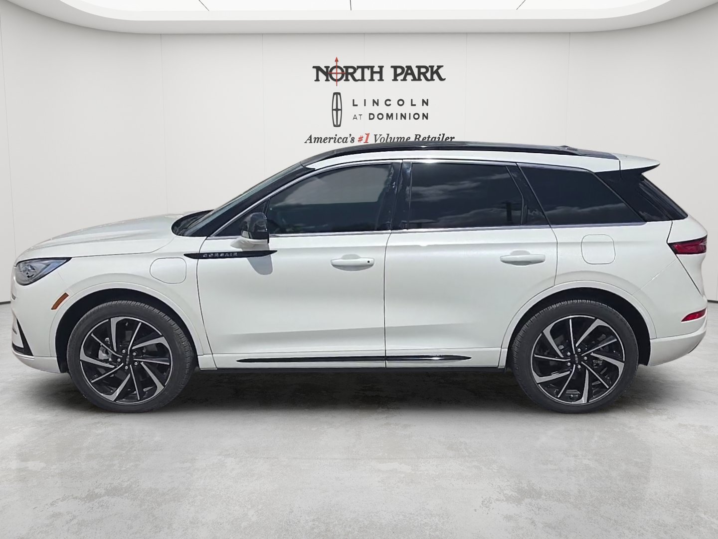 Used 2025 Lincoln Corsair Grand Touring AWD/4WD image 2