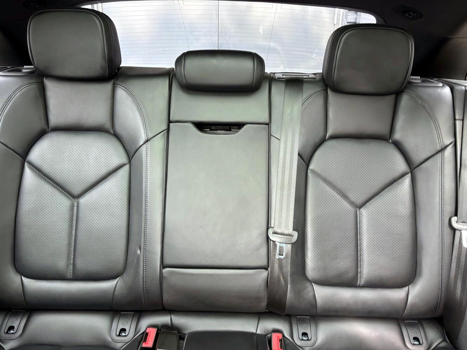 Certified 2023 Porsche Macan AWD/4WD image 37