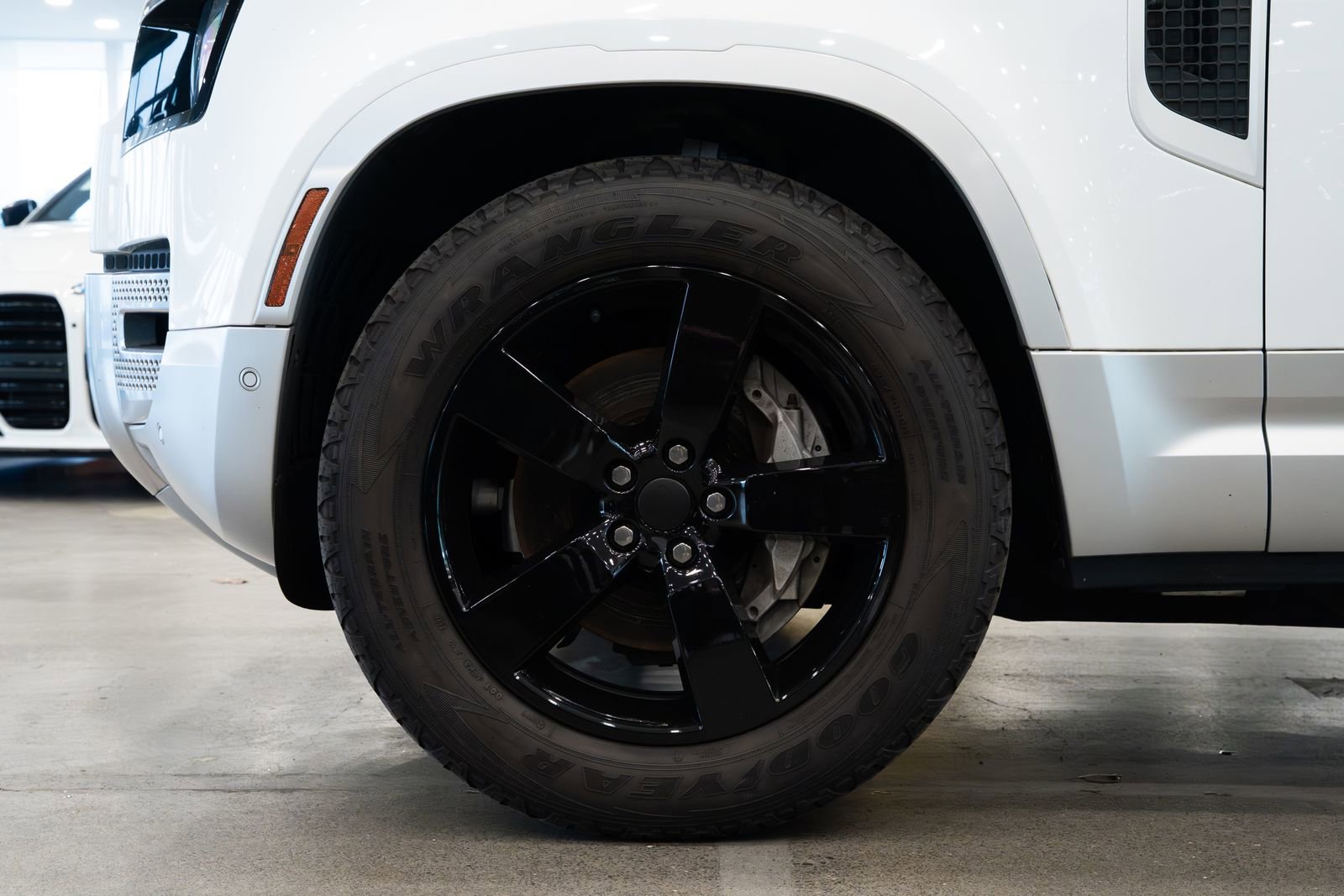 Used 2023 Land Rover Defender 130 SE image 7