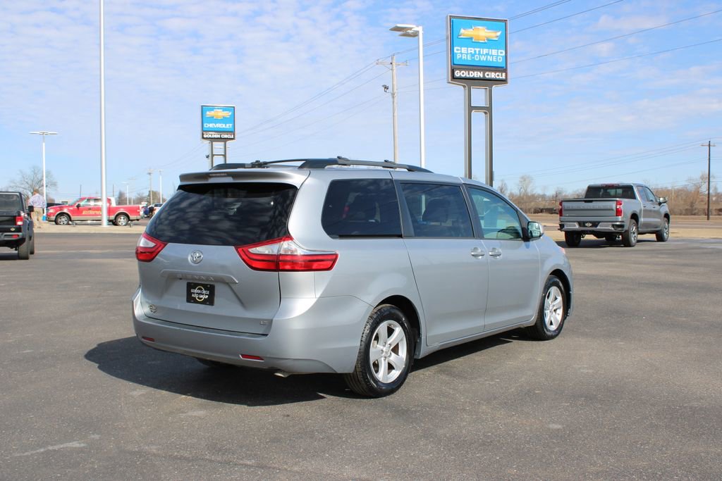 Used 2015 Toyota Sienna LE image 9