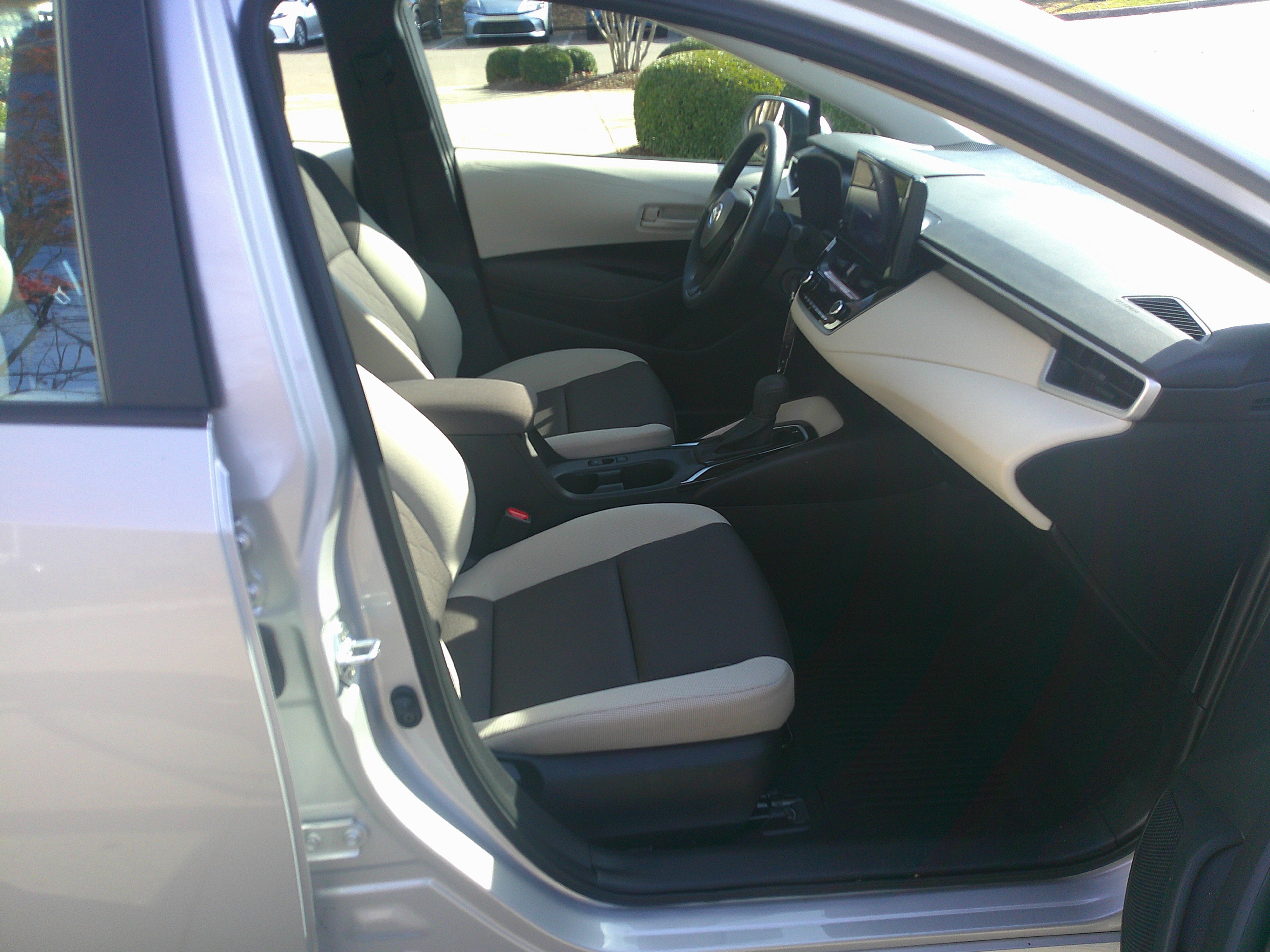 Used 2025 Toyota Corolla LE image 37