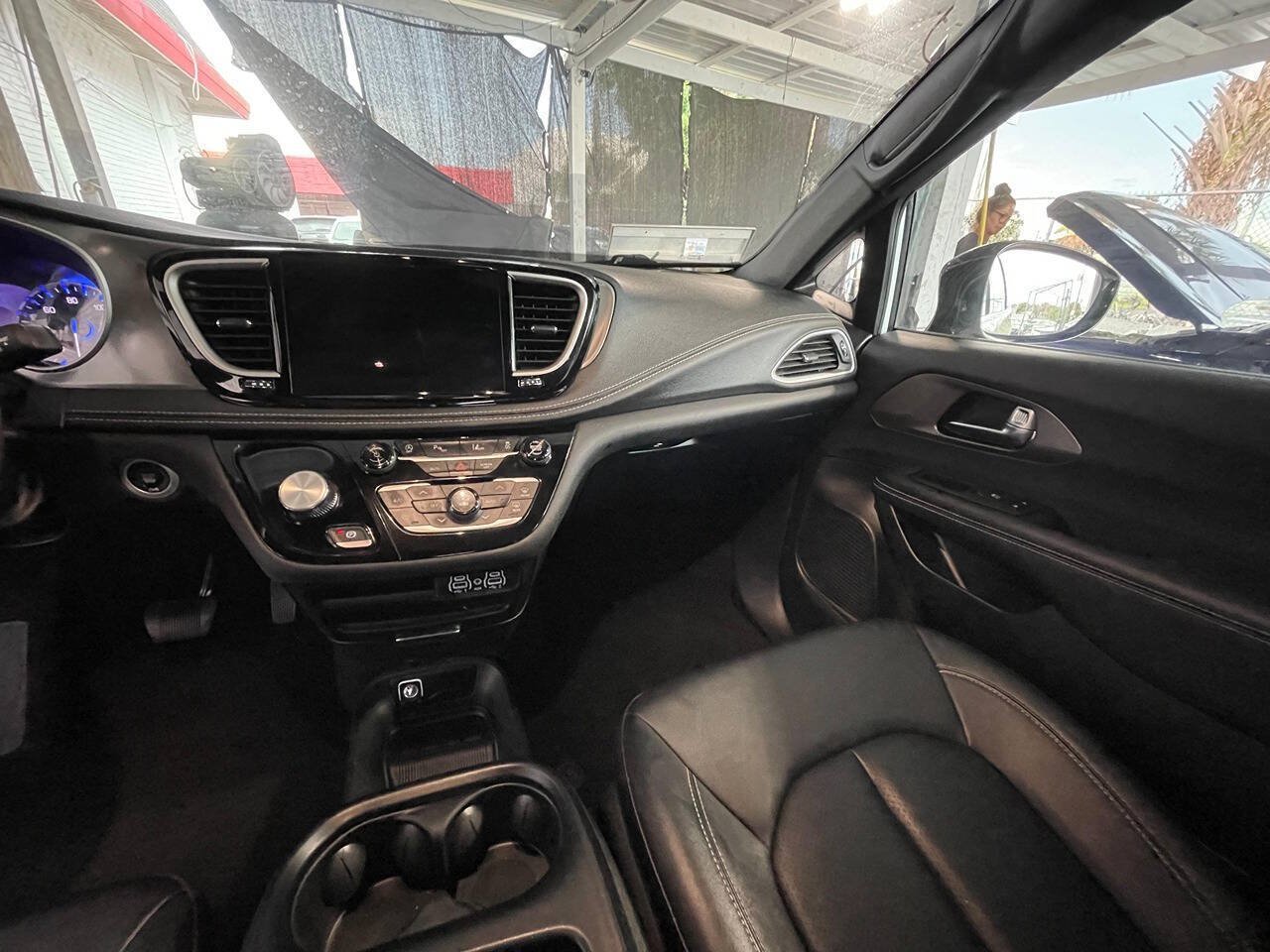 Used 2025 Chrysler Pacifica Select FWD image 9