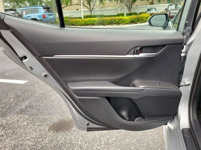 Used 2023 Toyota Camry SE w/ Convenience Package image 9