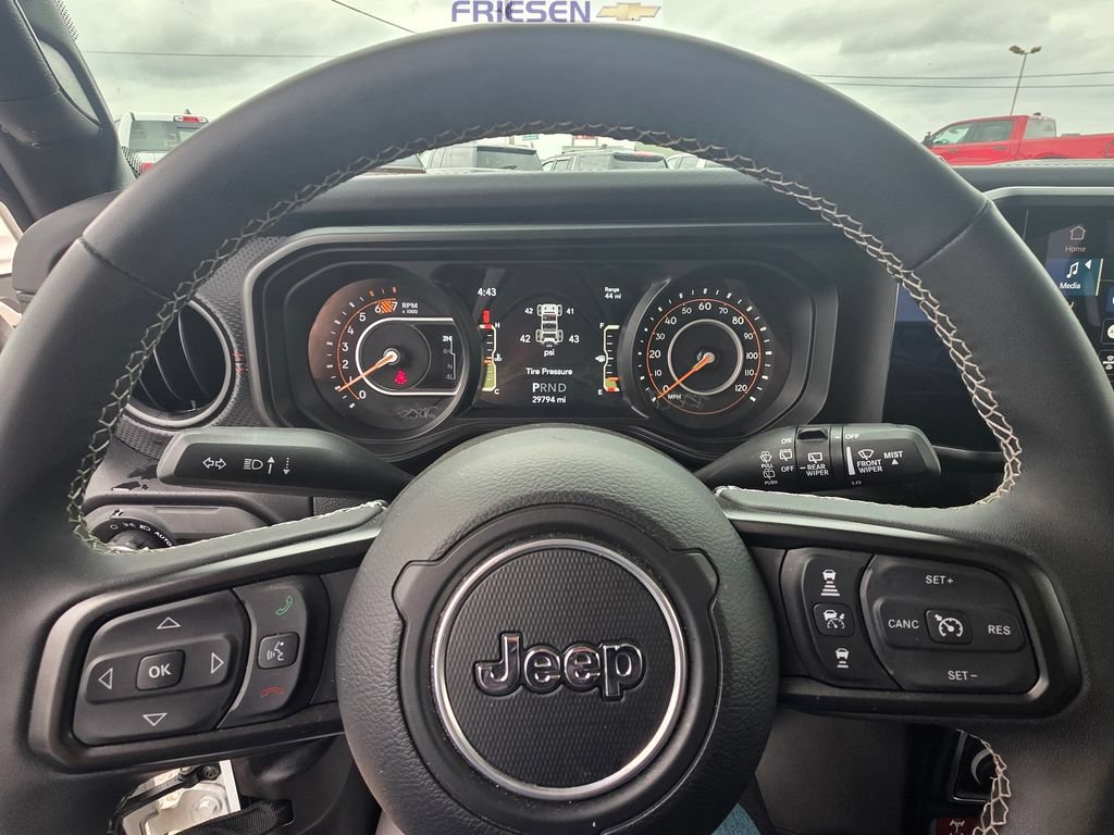 Used 2025 Jeep Wrangler Unlimited Rubicon AWD/4WD image 15