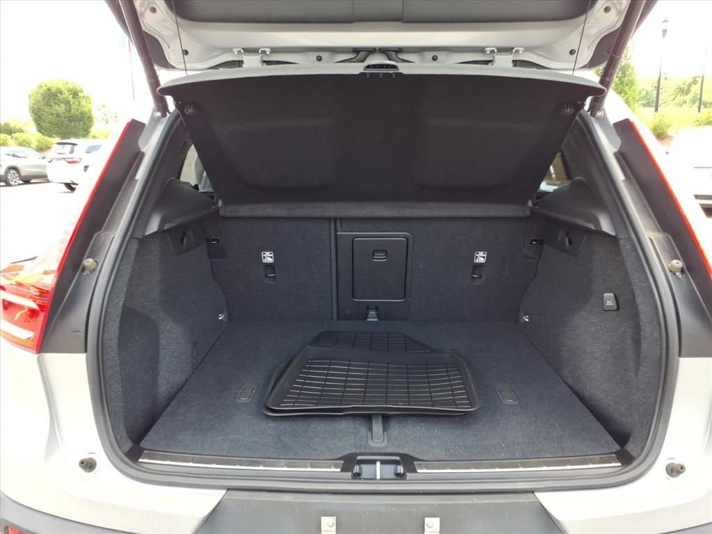 Used 2023 Volvo XC40 B5 Plus AWD/4WD image 25
