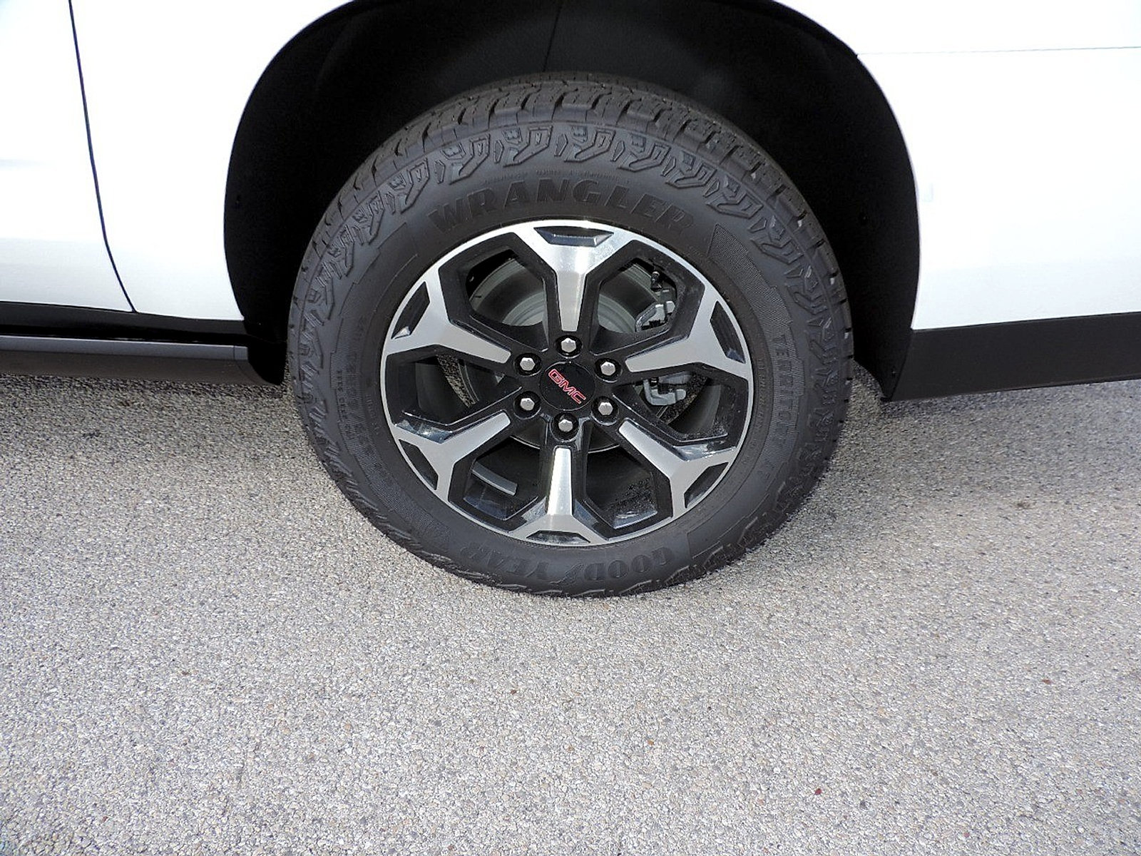 New 2026 GMC Yukon XL AT4 w/ AT4 Premium Plus Package AWD/4WD image 9