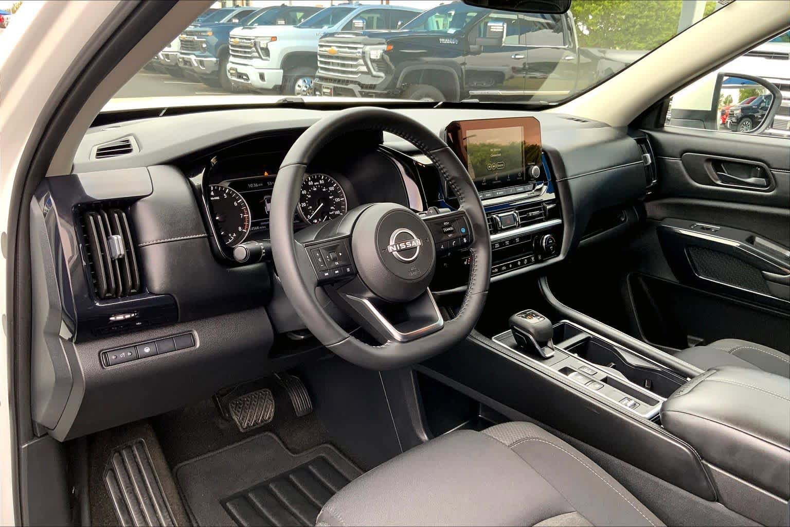 Used 2024 Nissan Pathfinder SV FWD image 18