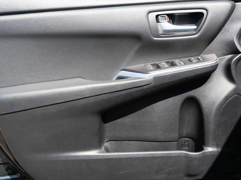 Used 2015 Toyota Camry LE FWD image 9