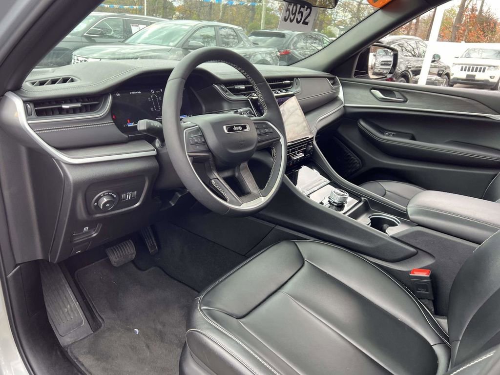 Used 2025 Jeep Grand Cherokee L Limited image 16
