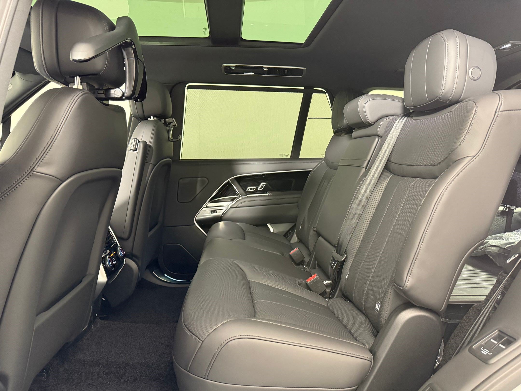 New 2026 Land Rover Range Rover Long Wheelbase SE AWD/4WD image 12