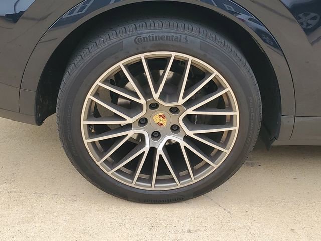 Used 2022 Porsche Cayenne Platinum Edition image 13