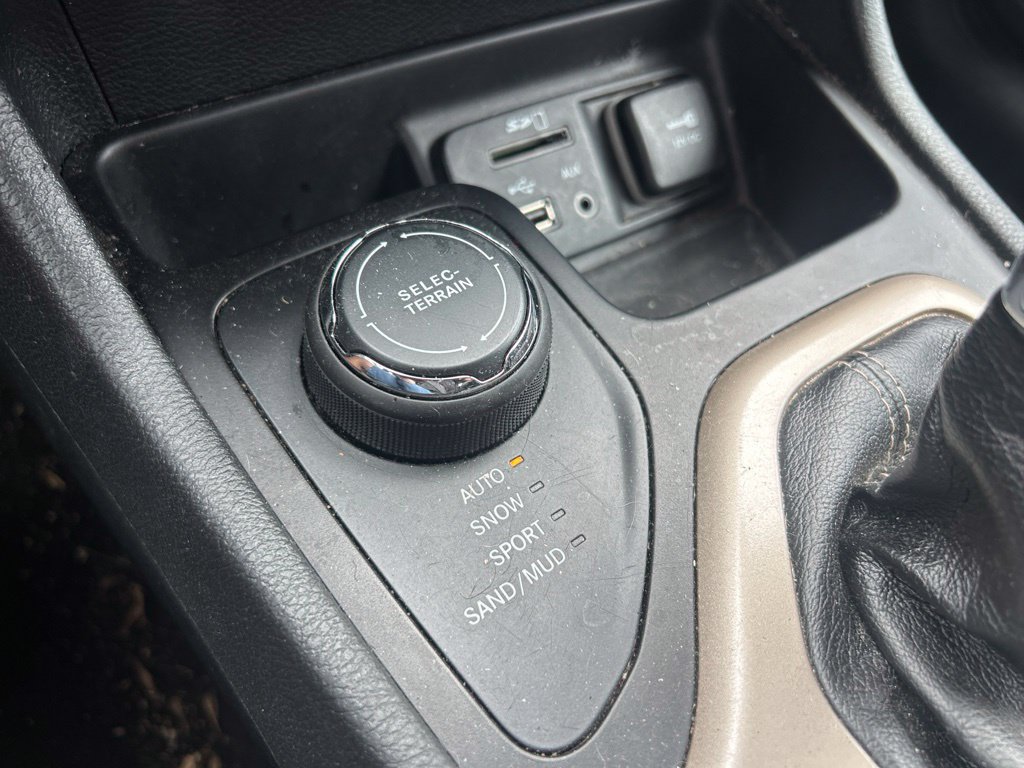 Used 2014 Jeep Cherokee Latitude w/ Comfort/Convenience Group AWD/4WD image 31
