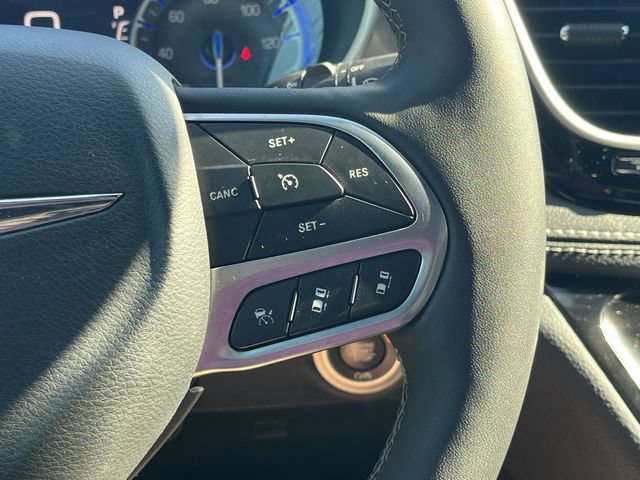 Used 2025 Chrysler Pacifica Select FWD image 28