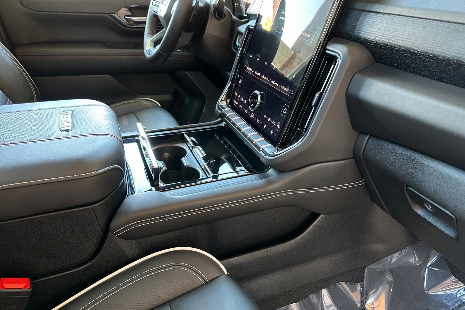 Used 2025 GMC Yukon XL AT4 Ultimate AWD/4WD image 17