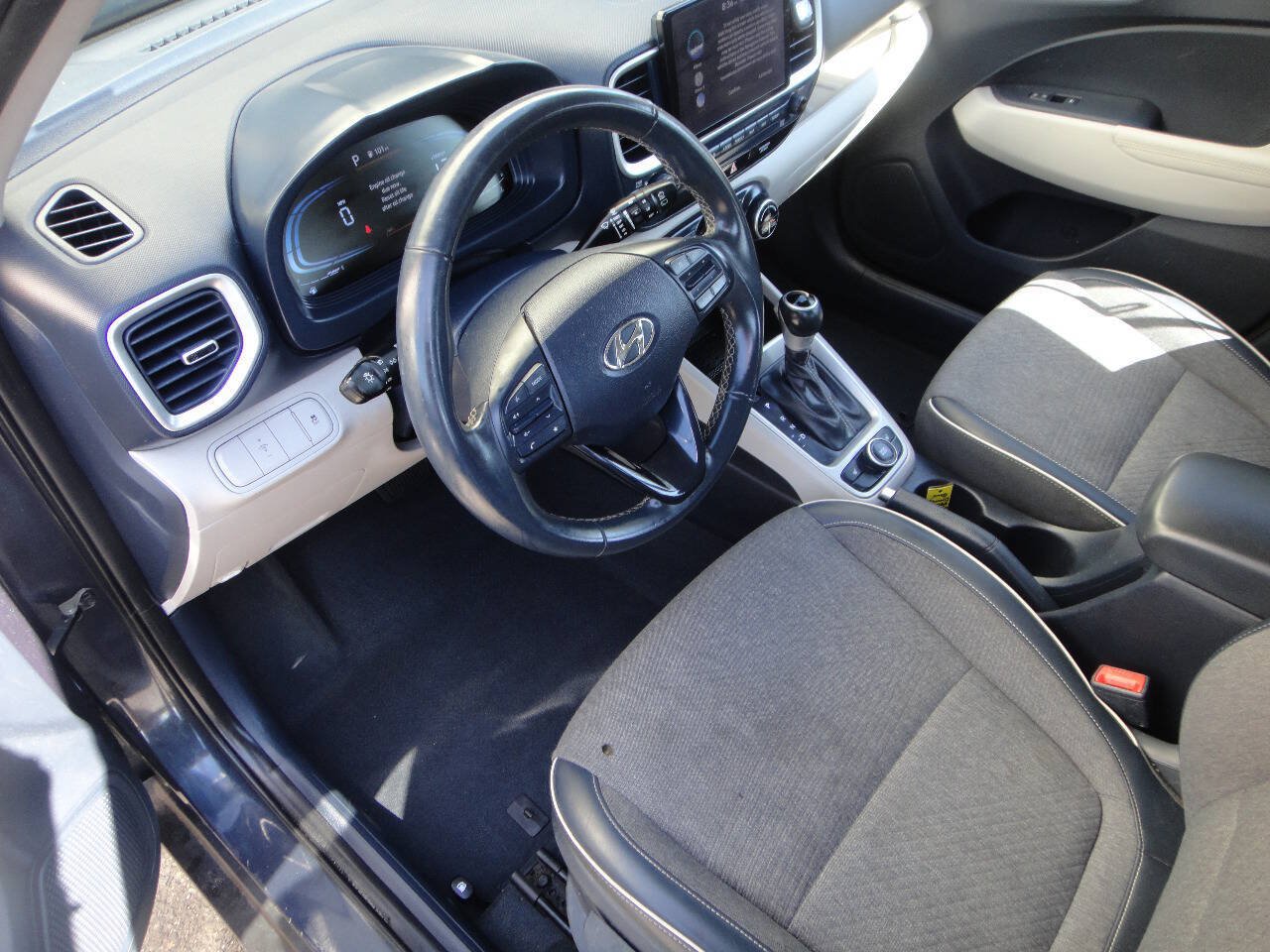 Used 2023 Hyundai Venue Limited FWD image 7