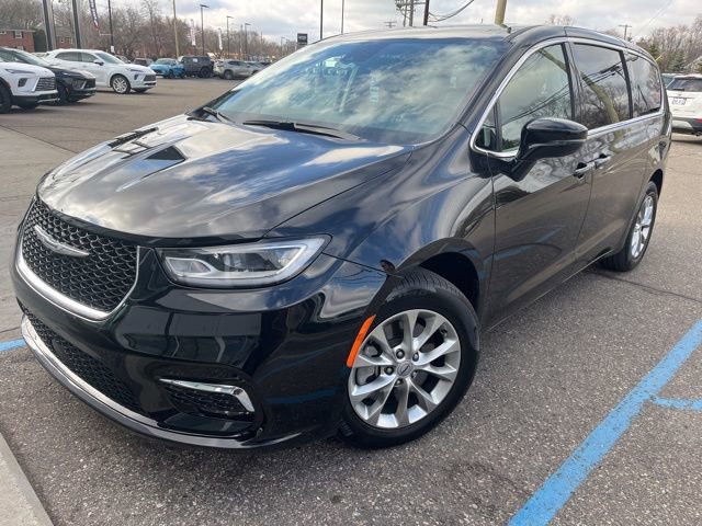 Used 2024 Chrysler Pacifica Touring-L w/ Uconnect Theater Family Group image 1