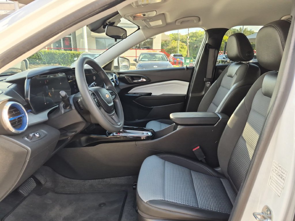 Used 2026 Chevrolet Trax LT FWD image 25