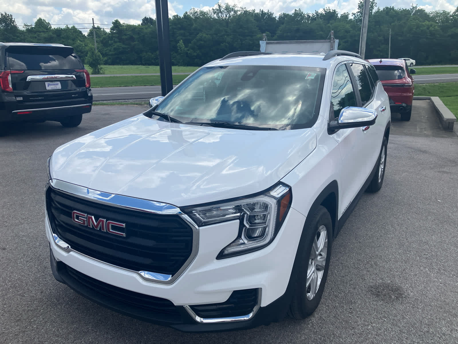 Used 2022 GMC Terrain SLE w/ Driver Convenience Package FWD image 3