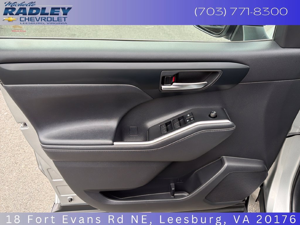 Used 2020 Toyota Highlander XLE AWD/4WD image 4