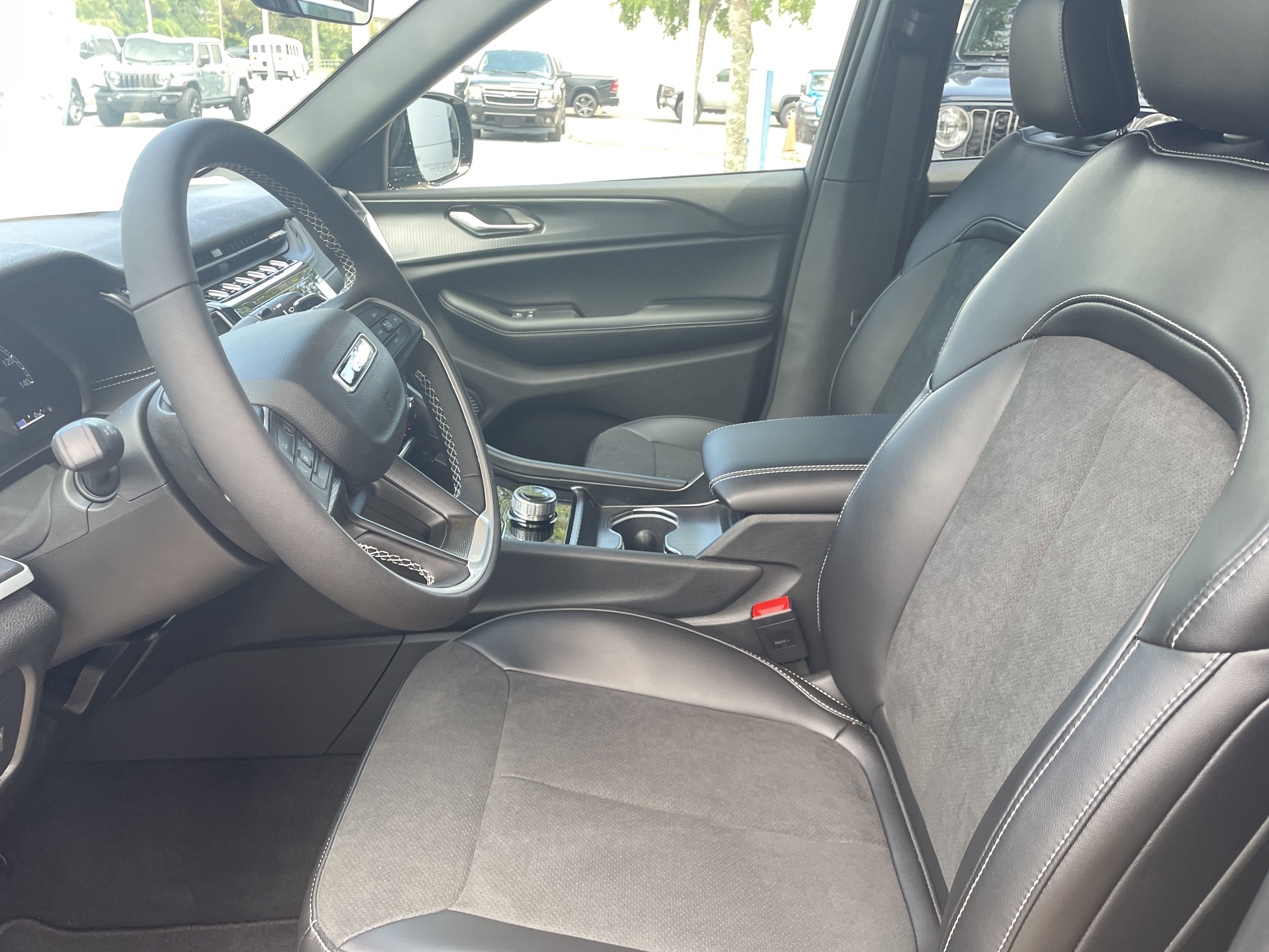 New 2025 Jeep Grand Cherokee Altitude image 12