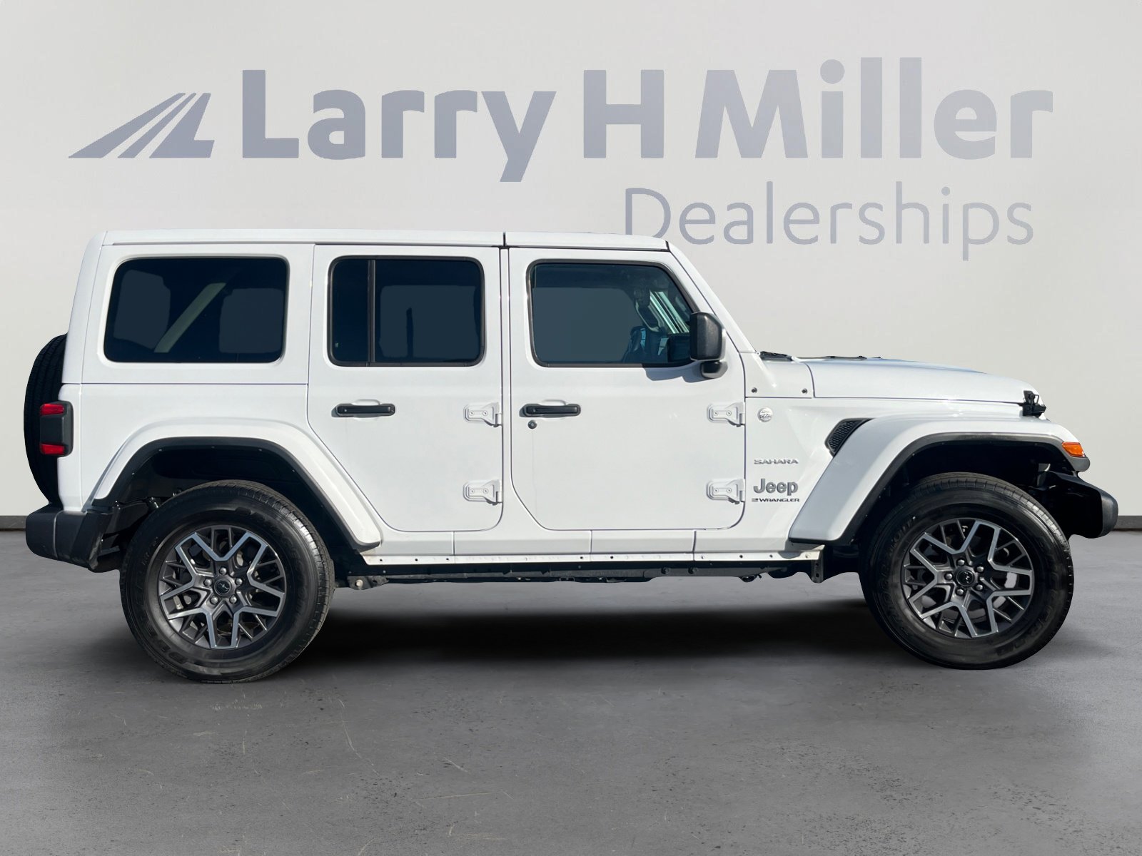 Used 2024 Jeep Wrangler Sahara image 6