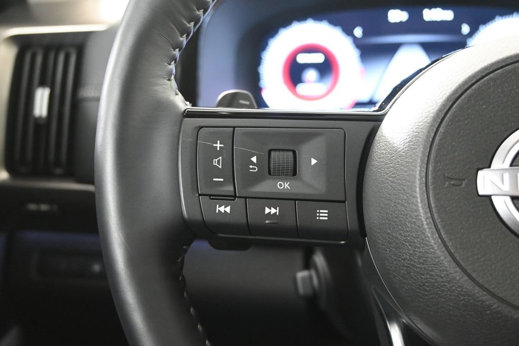 Used 2024 Nissan Pathfinder Platinum w/ Black Appearance Package AWD/4WD image 35
