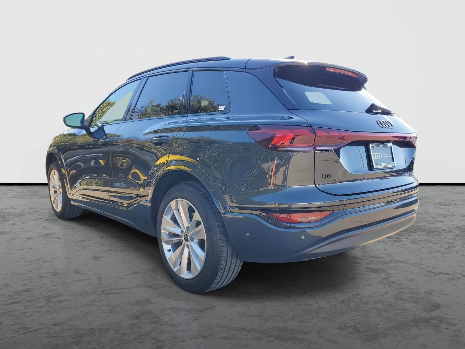 Used 2025 Audi Q6 e-tron Premium w/ Convenience Package image 3