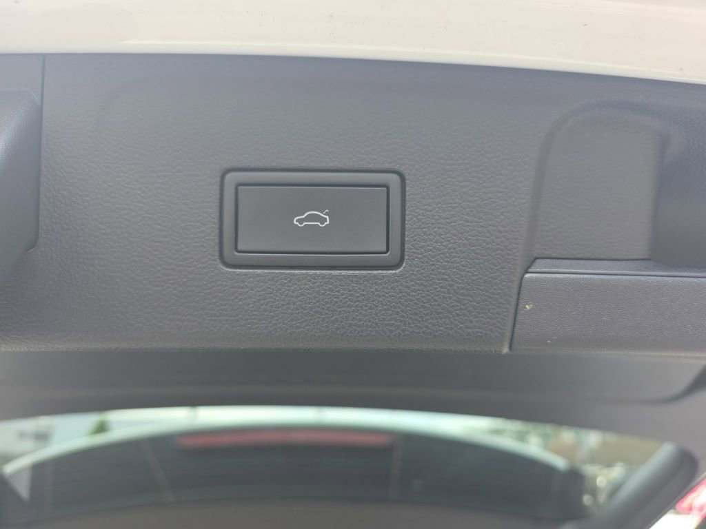 Used 2025 Volkswagen Atlas SE image 17