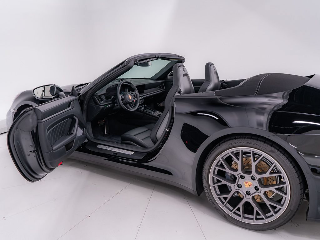 Used 2025 Porsche 911 Carrera RWD image 17