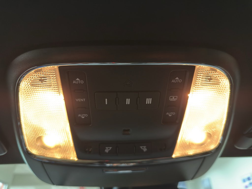 Used 2023 Chrysler 300 C image 20