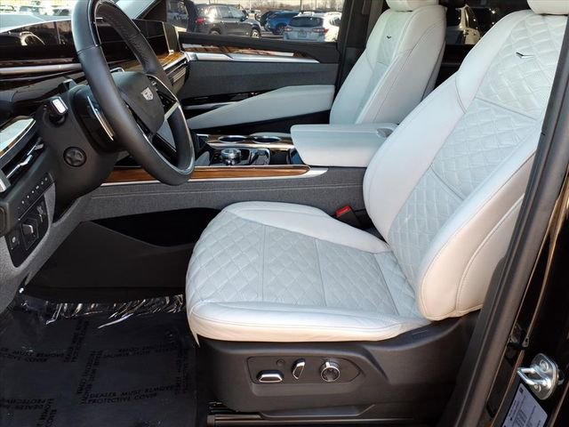 Used 2025 Cadillac Escalade Sport Platinum w/ LPO, ONYX Package image 5