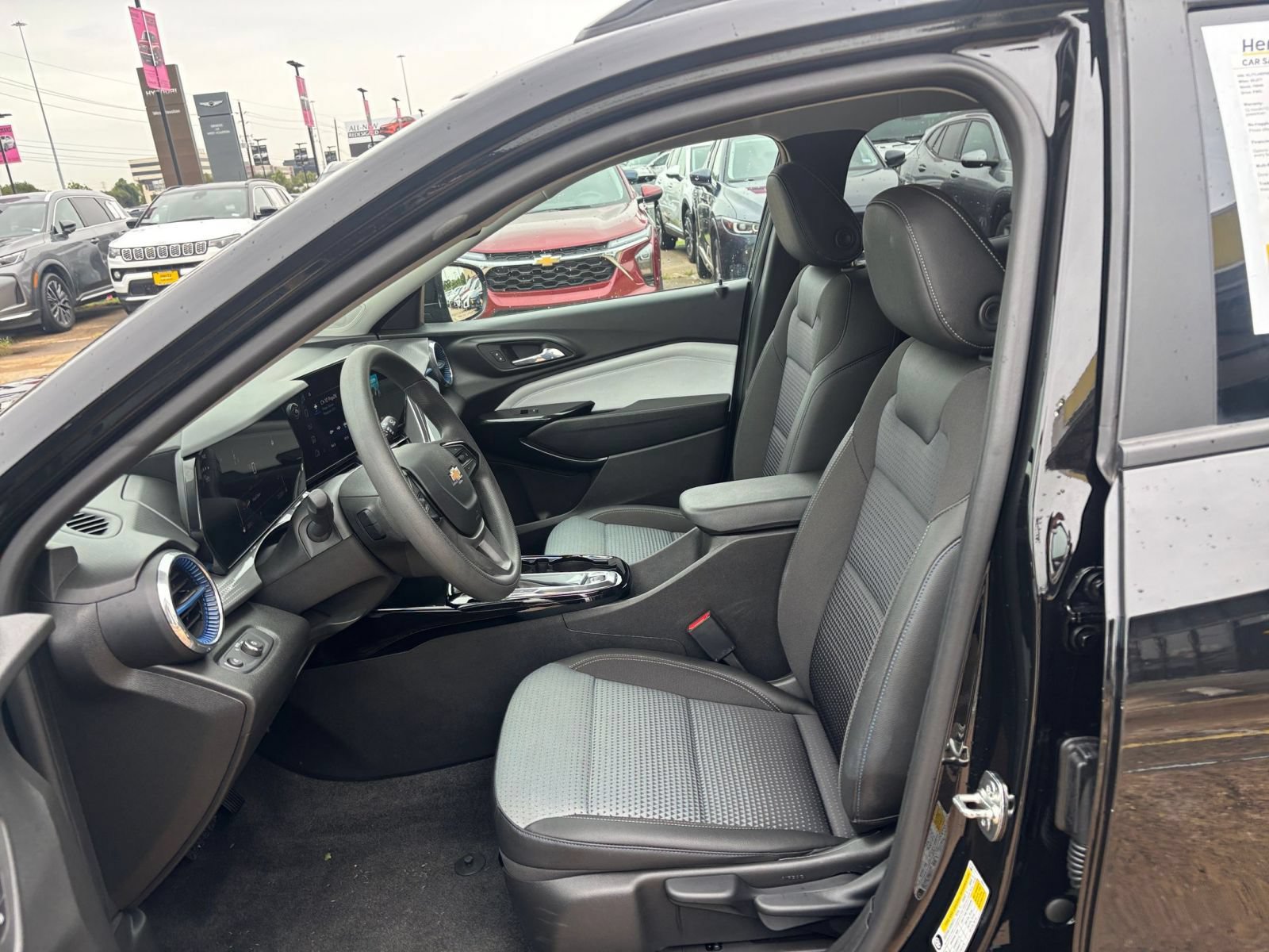 Used 2025 Chevrolet Trax LT FWD image 21