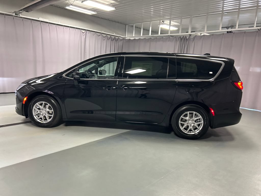 New 2027 Chrysler Pacifica Select w/ Family Tech Group FWD image 4