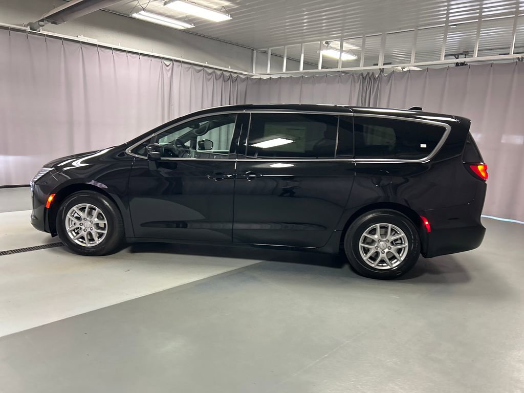 New 2027 Chrysler Pacifica Select FWD image 4