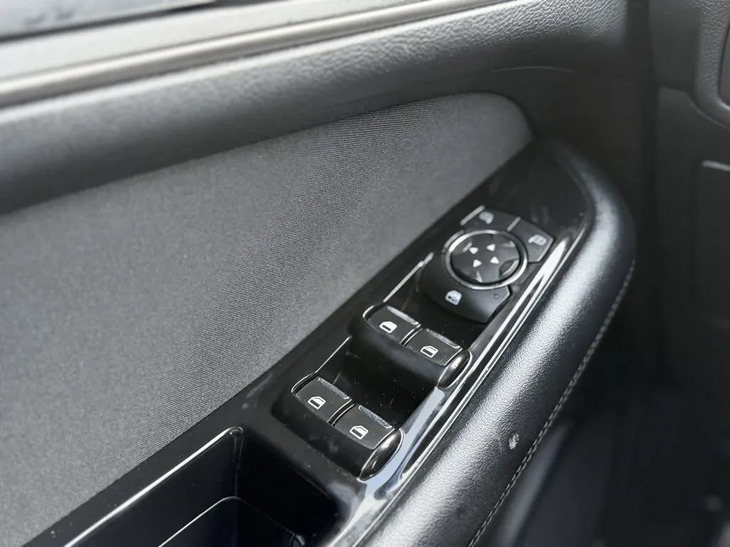 Used 2017 Ford Edge SEL AWD/4WD image 9