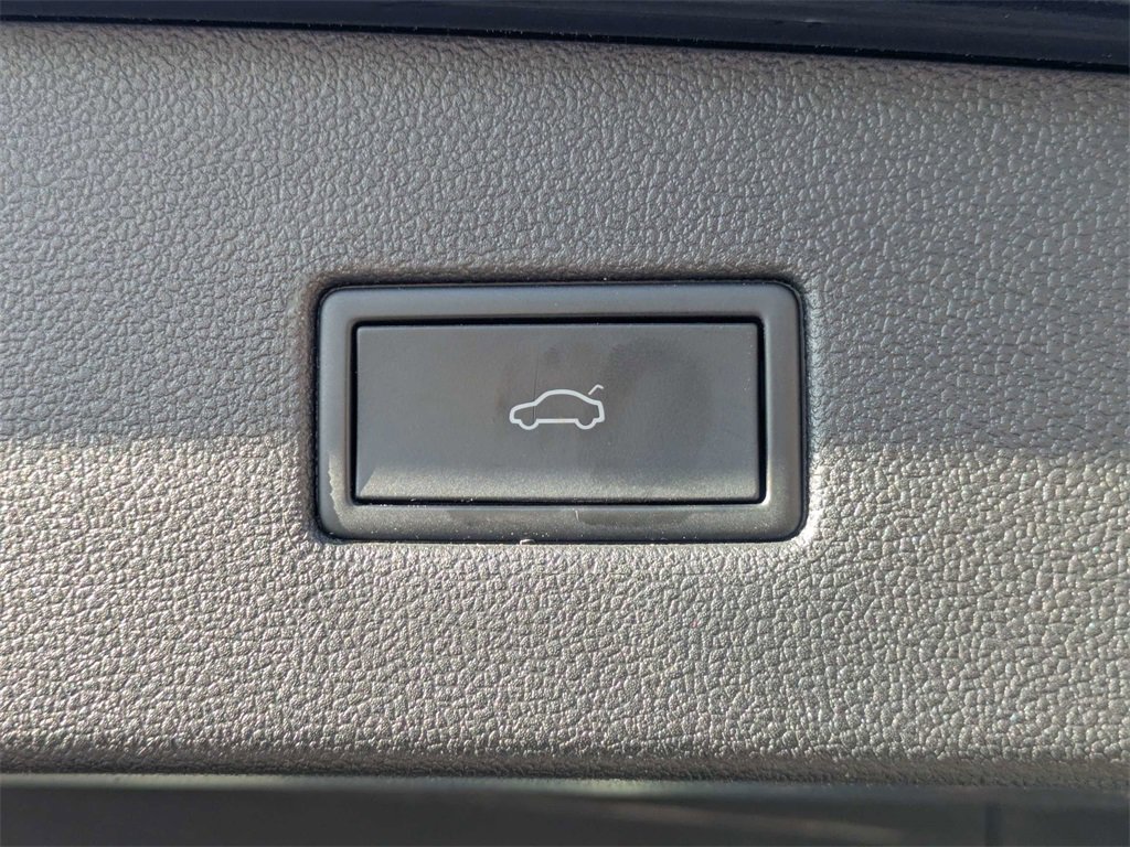 Used 2021 Volkswagen Tiguan SE image 15