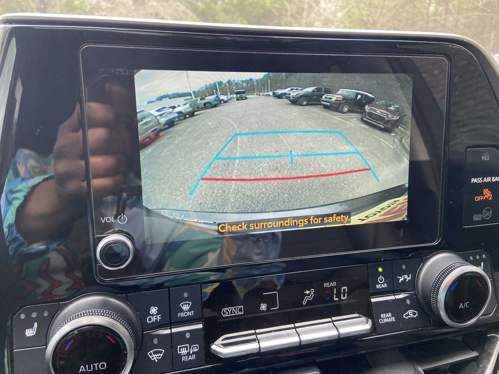 Used 2024 Toyota Highlander XLE image 25