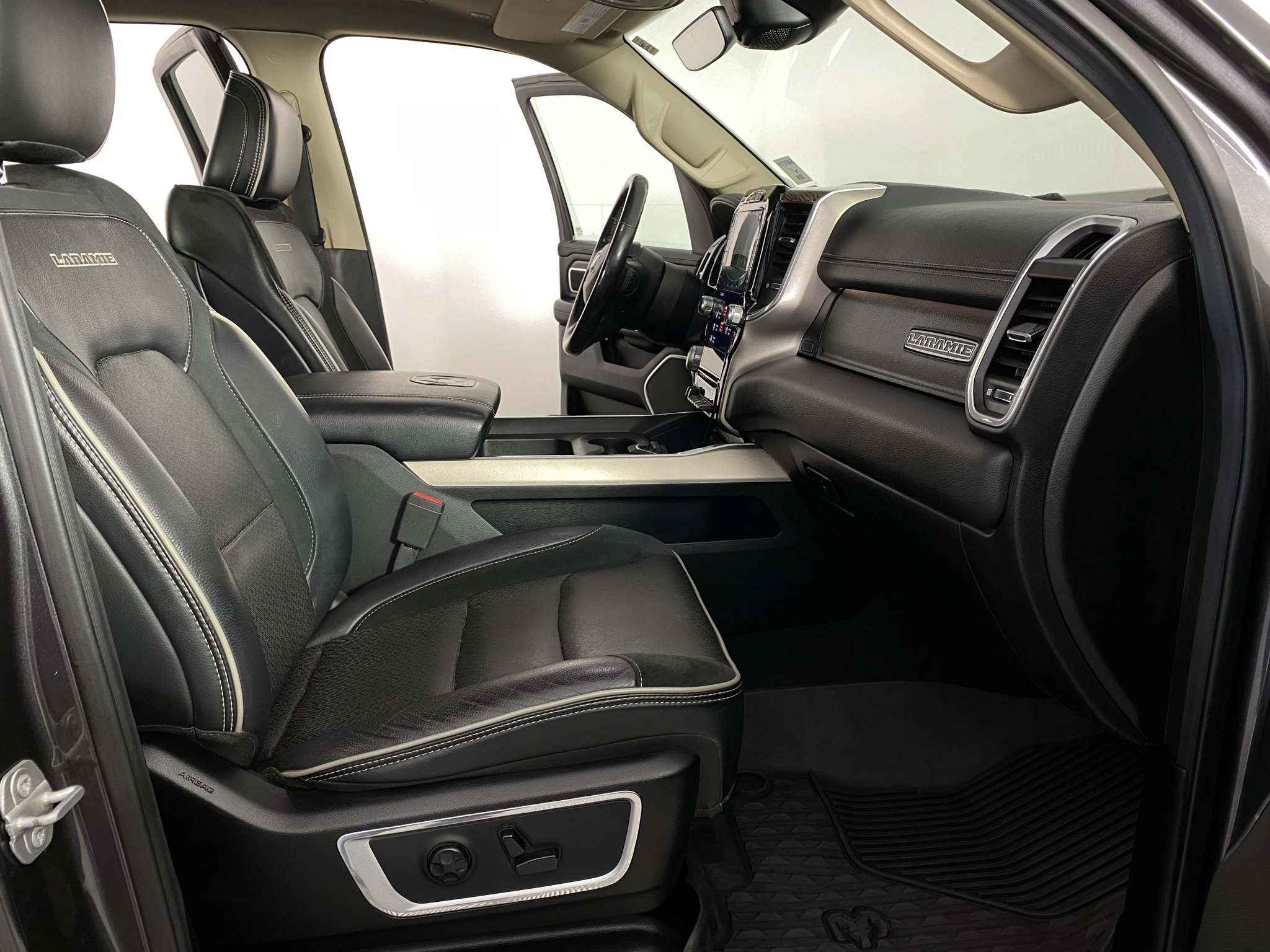 Used 2019 RAM 1500 Laramie AWD/4WD image 32