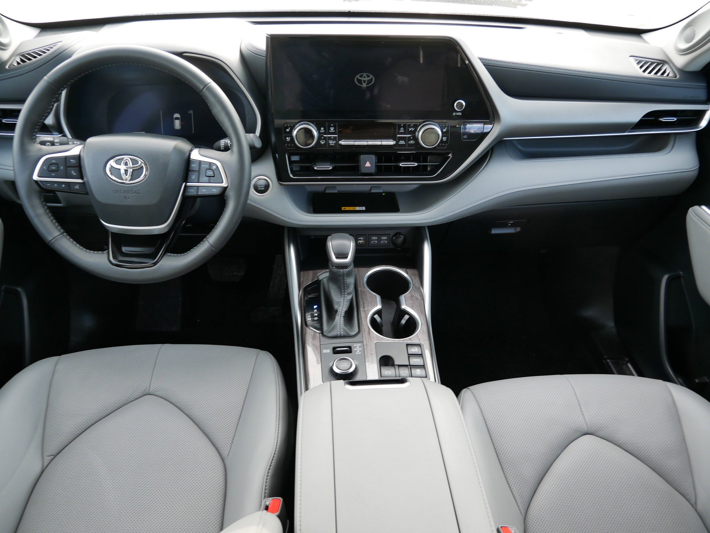 Used 2024 Toyota Highlander Limited image 10