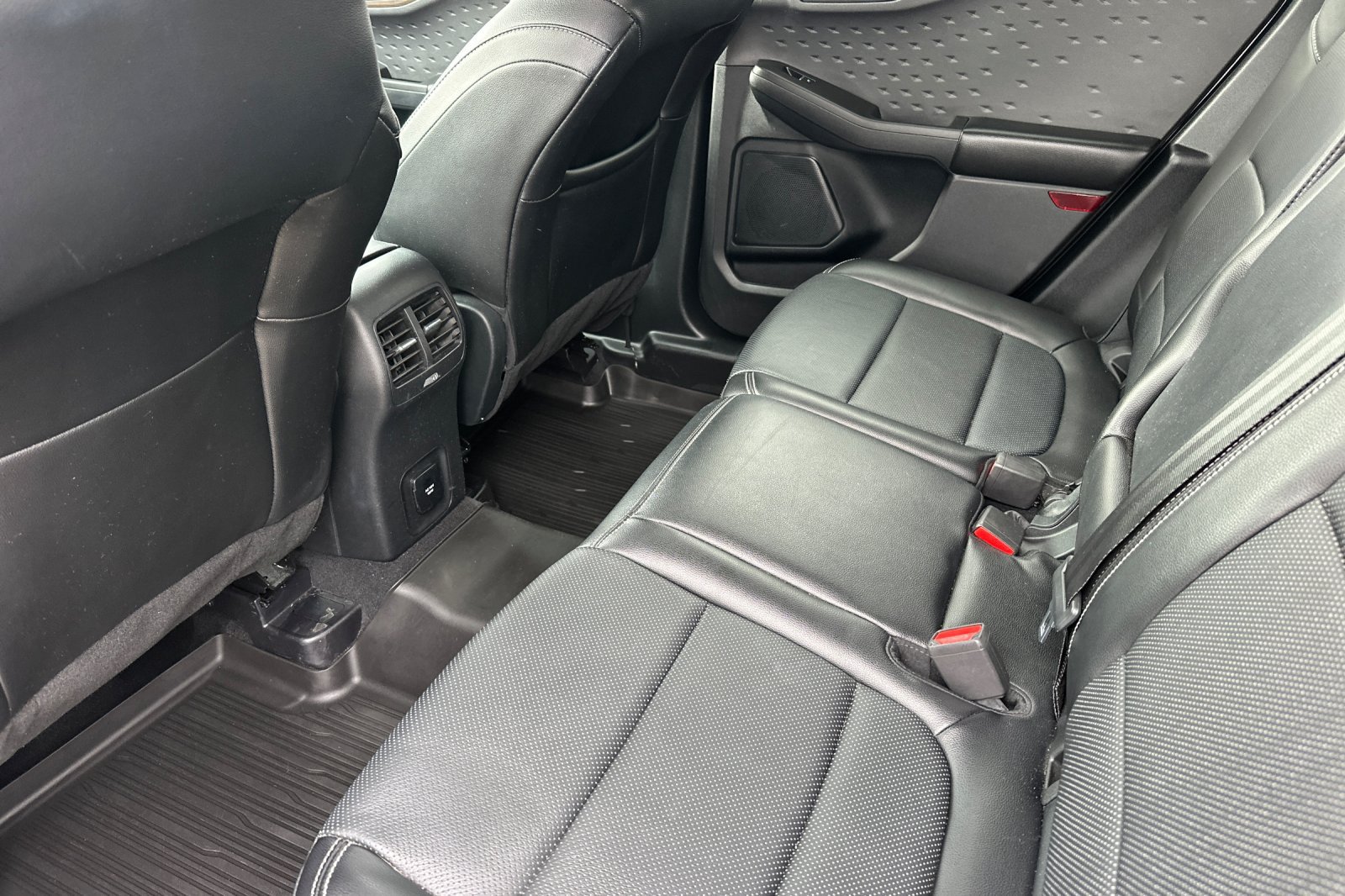 Used 2020 Ford Escape Titanium w/ Titanium Premium Package 2.0 AWD/4WD image 13