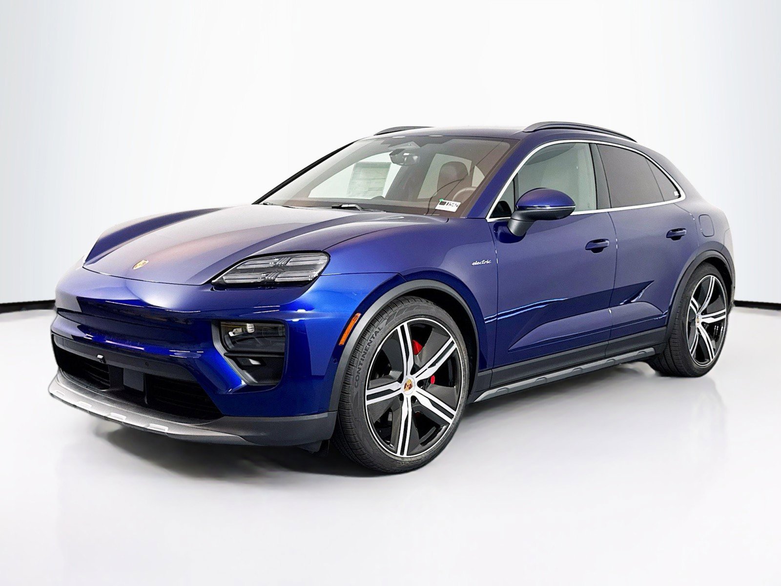 Certified 2025 Porsche Macan 4S Electric AWD/4WD image 2