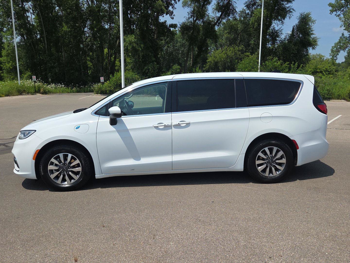 Used 2023 Chrysler Pacifica Touring-L FWD image 2